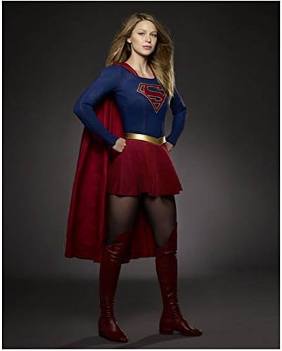 Supergirl (TV Dizisi 2015 - ) 8 inç x 10 inç FOTOĞRAF Melissa Benoist Hafifçe Sola Döndü Koyu Gri Arka Plan kn