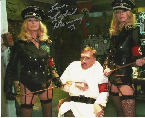 Sybil Danning, bir Grindhouse seksi Askeri Üniforma Arabasının elle imzalanmış 8 x 10 fotoğraf C'si 5